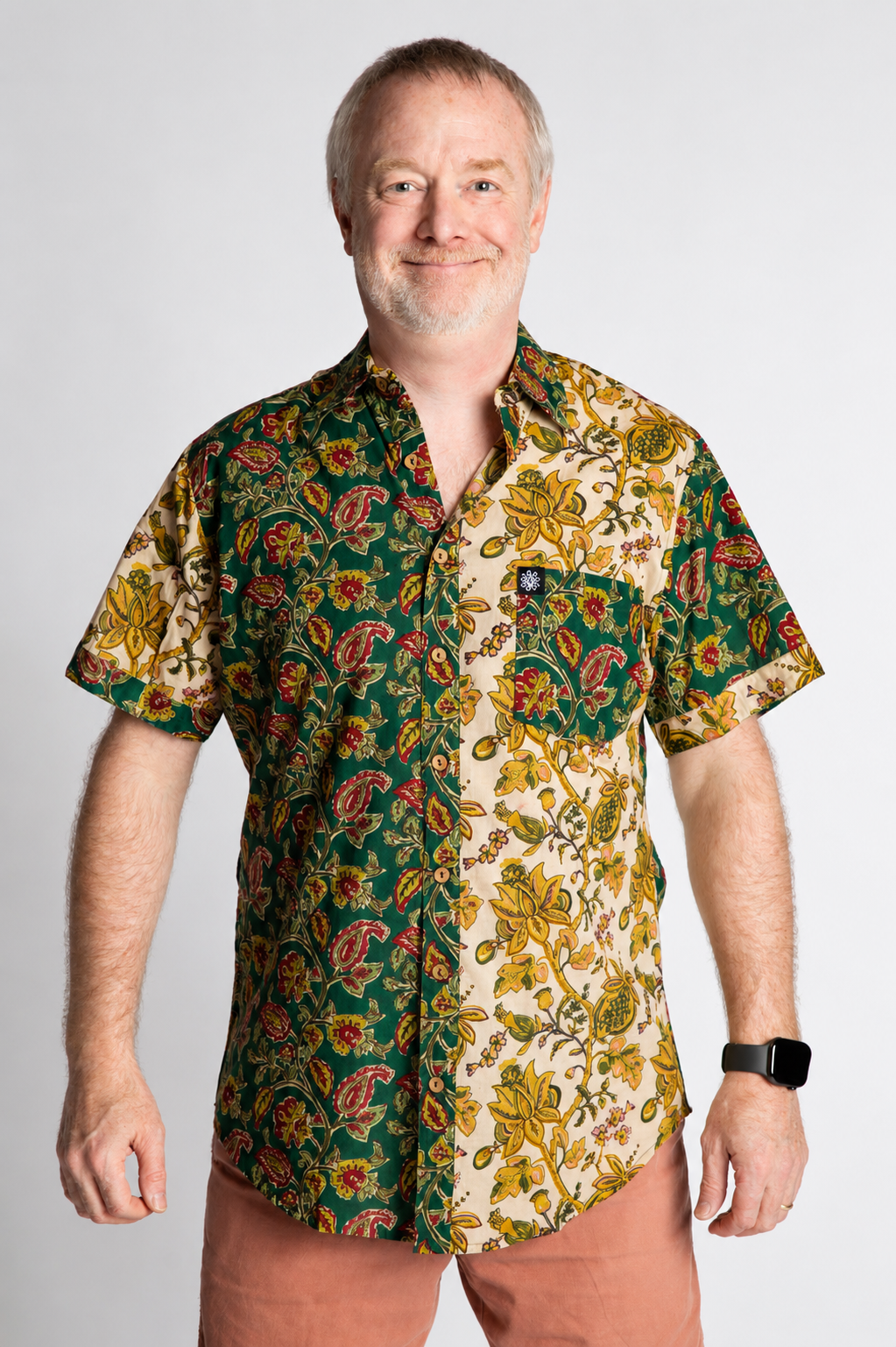 Chris, 5'7", is wearing the Field Fusion Button Up in forest green floral print, size M
