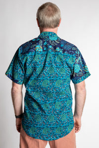 Chris, 5'7", is wearing the Field Fusion Button Up in navy blue floral print, size M