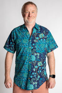 Chris, 5'7", is wearing the Field Fusion Button Up in navy blue floral print, size M