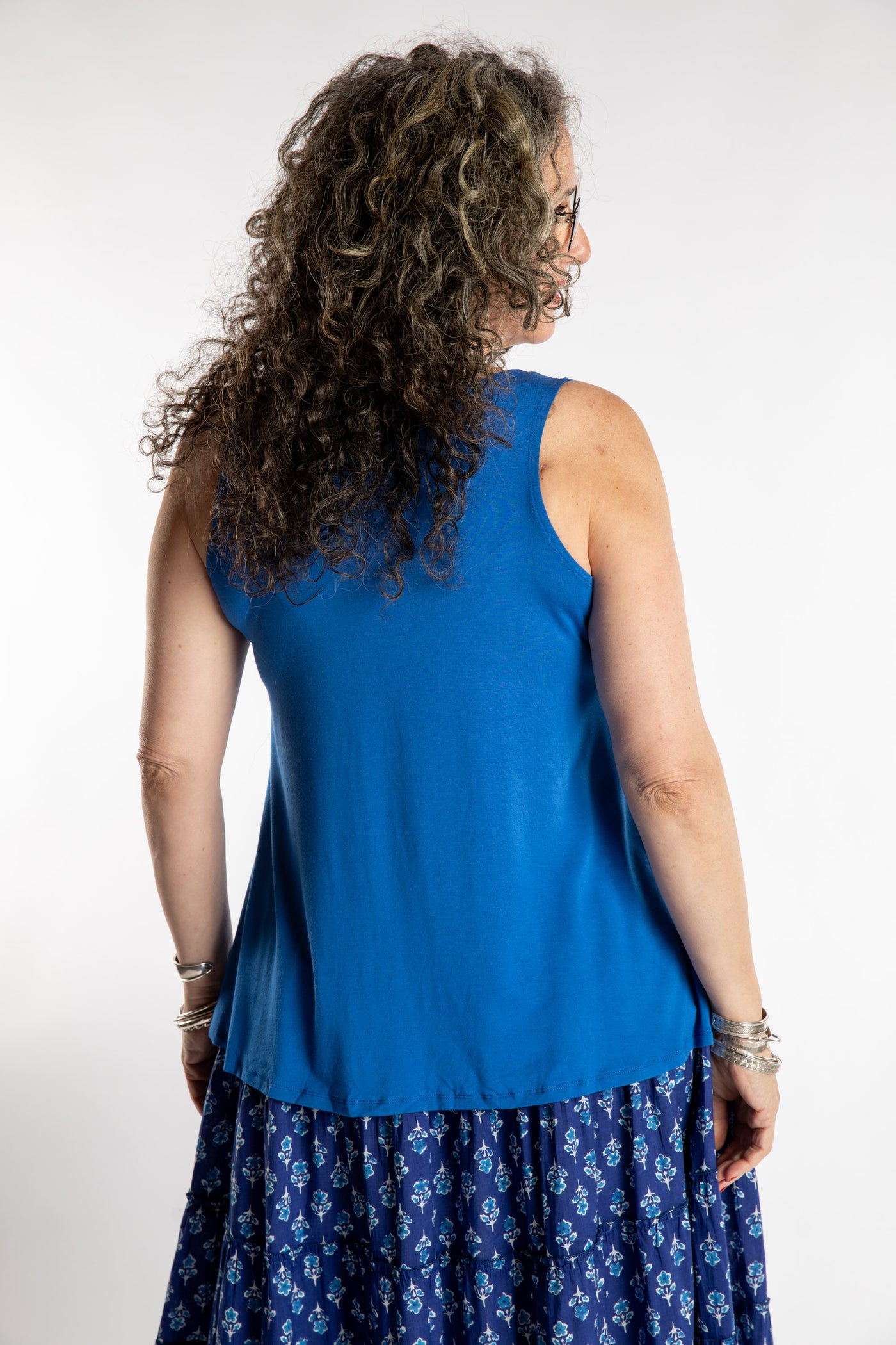Susan is wearing the Ahana Flow Tank in Blueberry