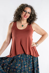 Susan is wearing the Ahana Flow Tank in Cinnamon