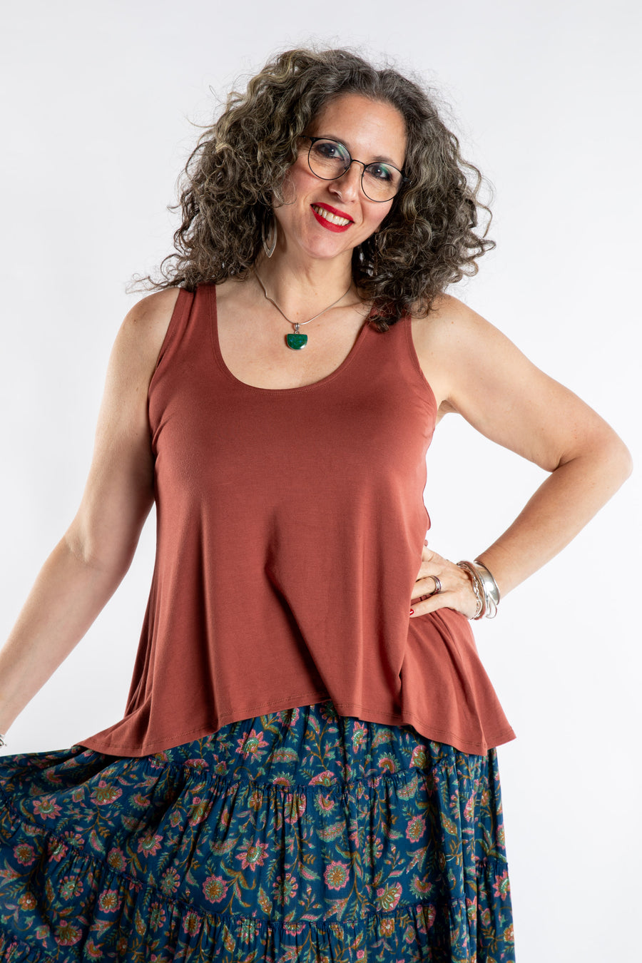 Susan is wearing the Ahana Flow Tank in Cinnamon