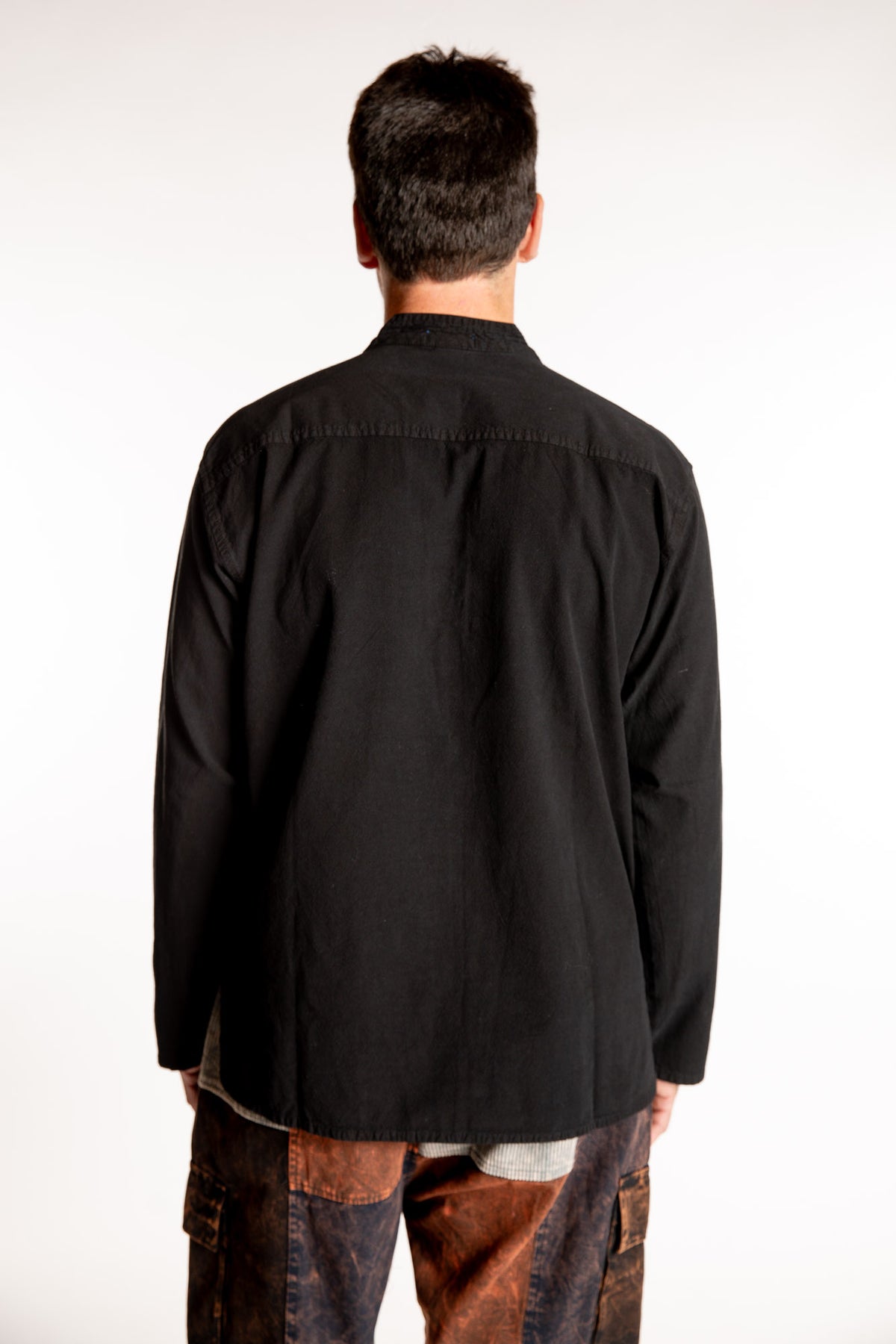 Topher is wearing the Large Arun Band Collar Cotton Shirt in Black