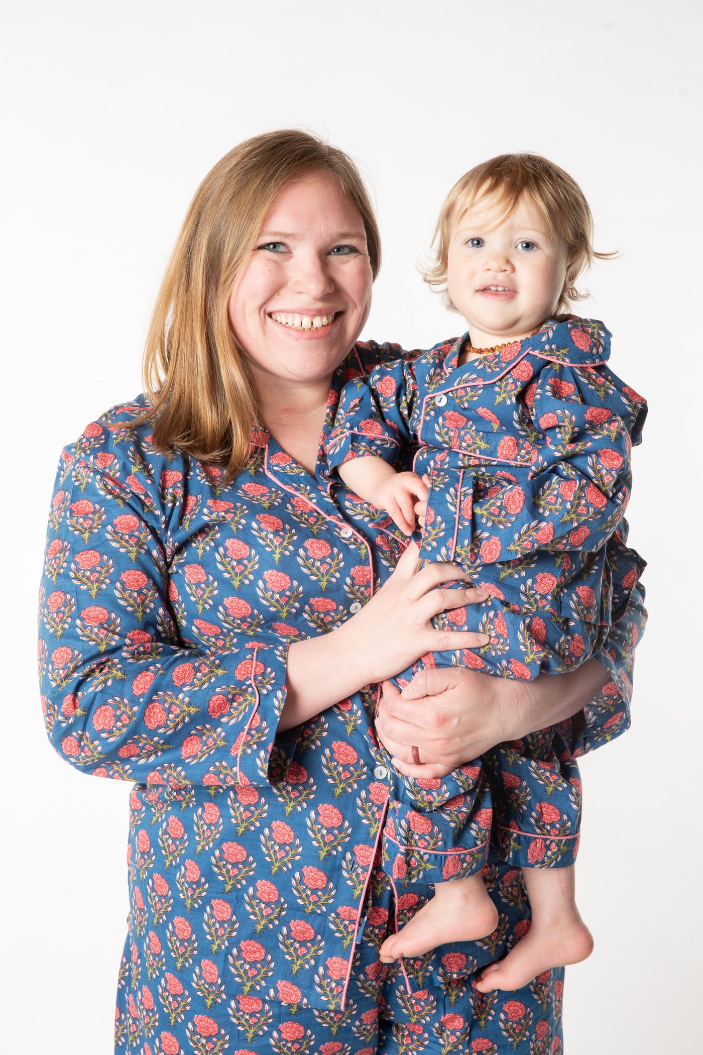 Olivia is wearing size XL pajama set in navy blooms