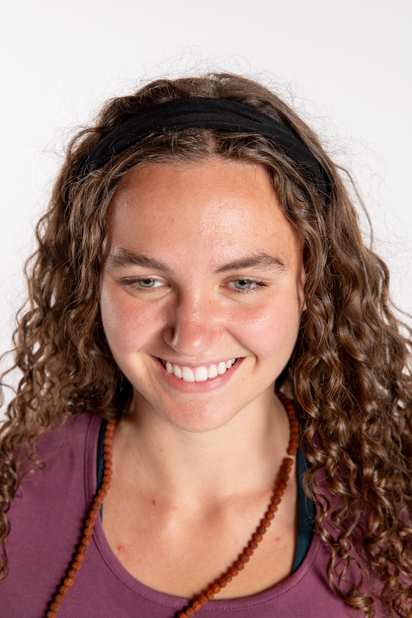Emily is wearing the Indra Stretch Headband in Black