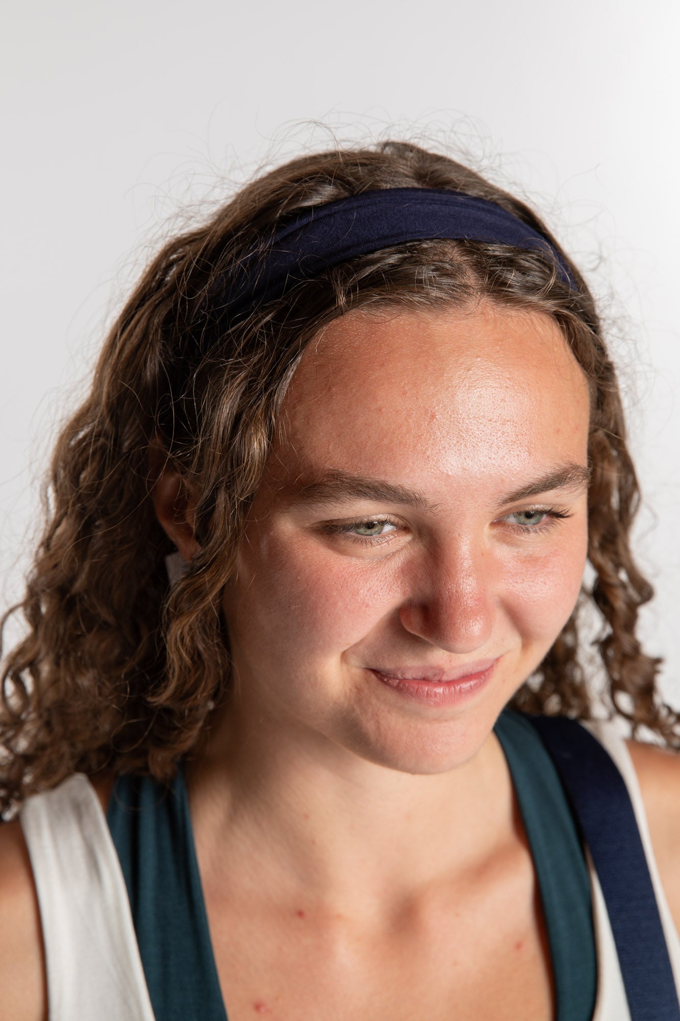 Emily is wearing the Indra Stretch Headband in Harbor