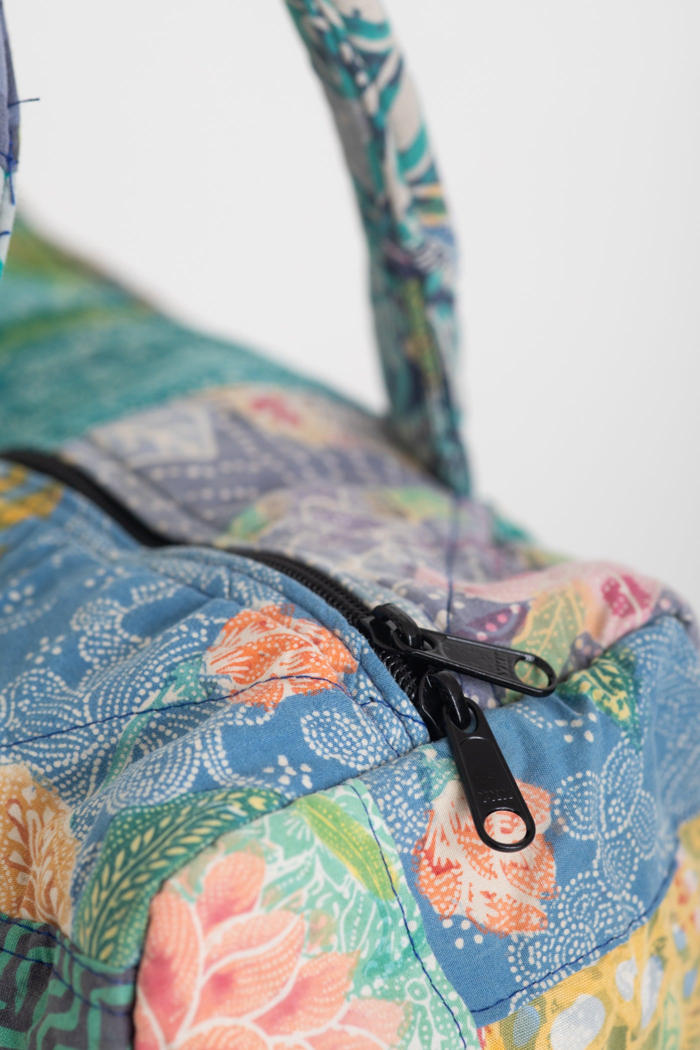 Assorted multicolor patchwork weekend bag detail of zipper