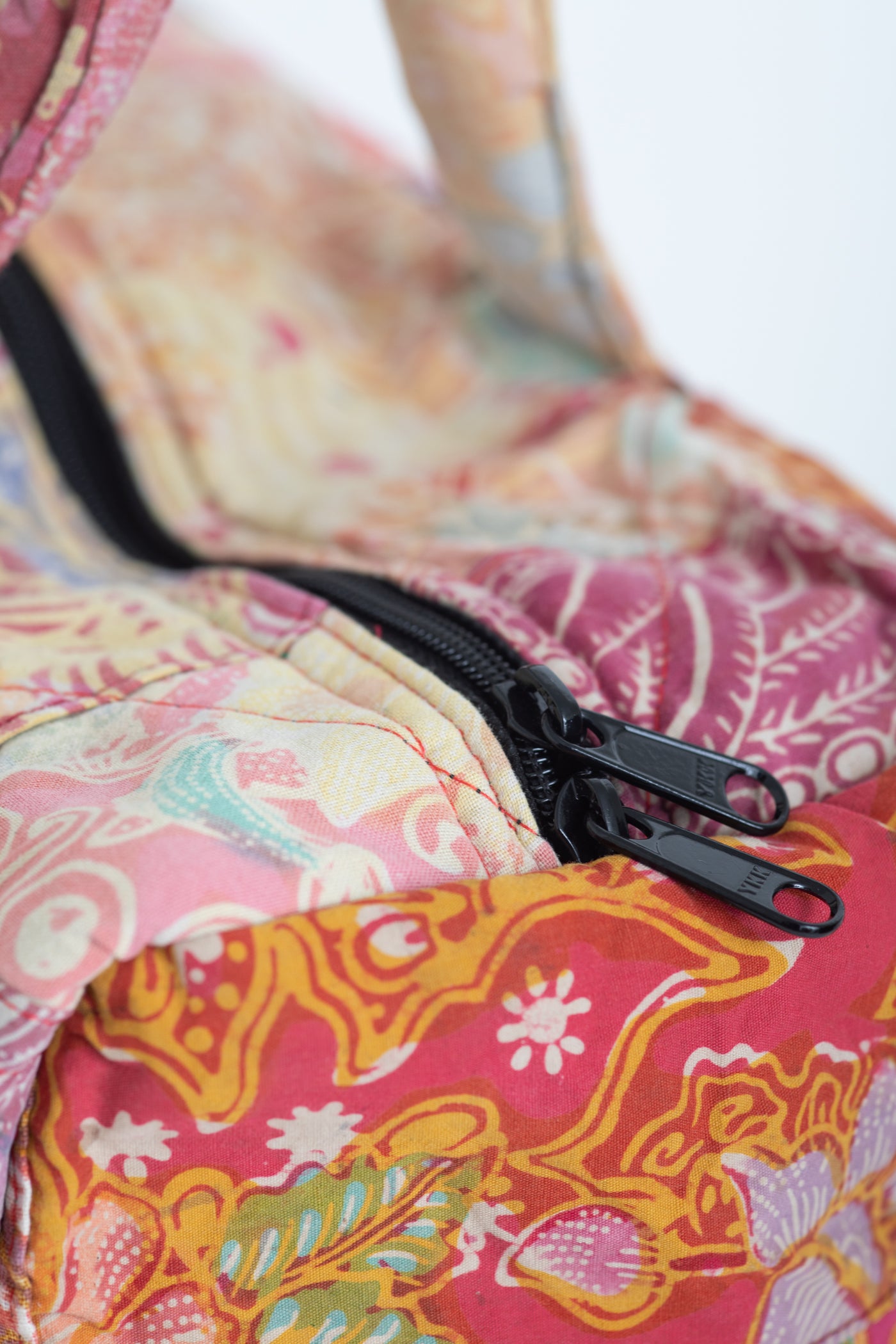 Assorted multicolor patchwork weekend bag detail of zipper