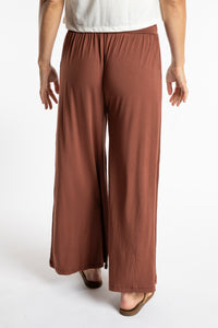 Sophie is wearing S/M Wide Leg Pants in Brown