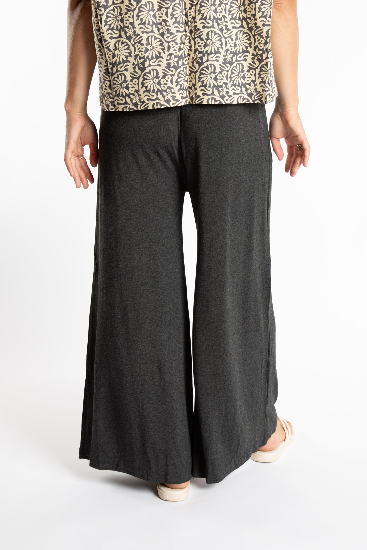 Sophie is wearing S/M Wide Leg Pants in Gray