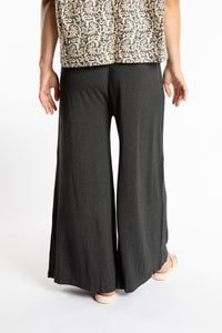 Sophie is wearing S/M Wide Leg Pants in Gray