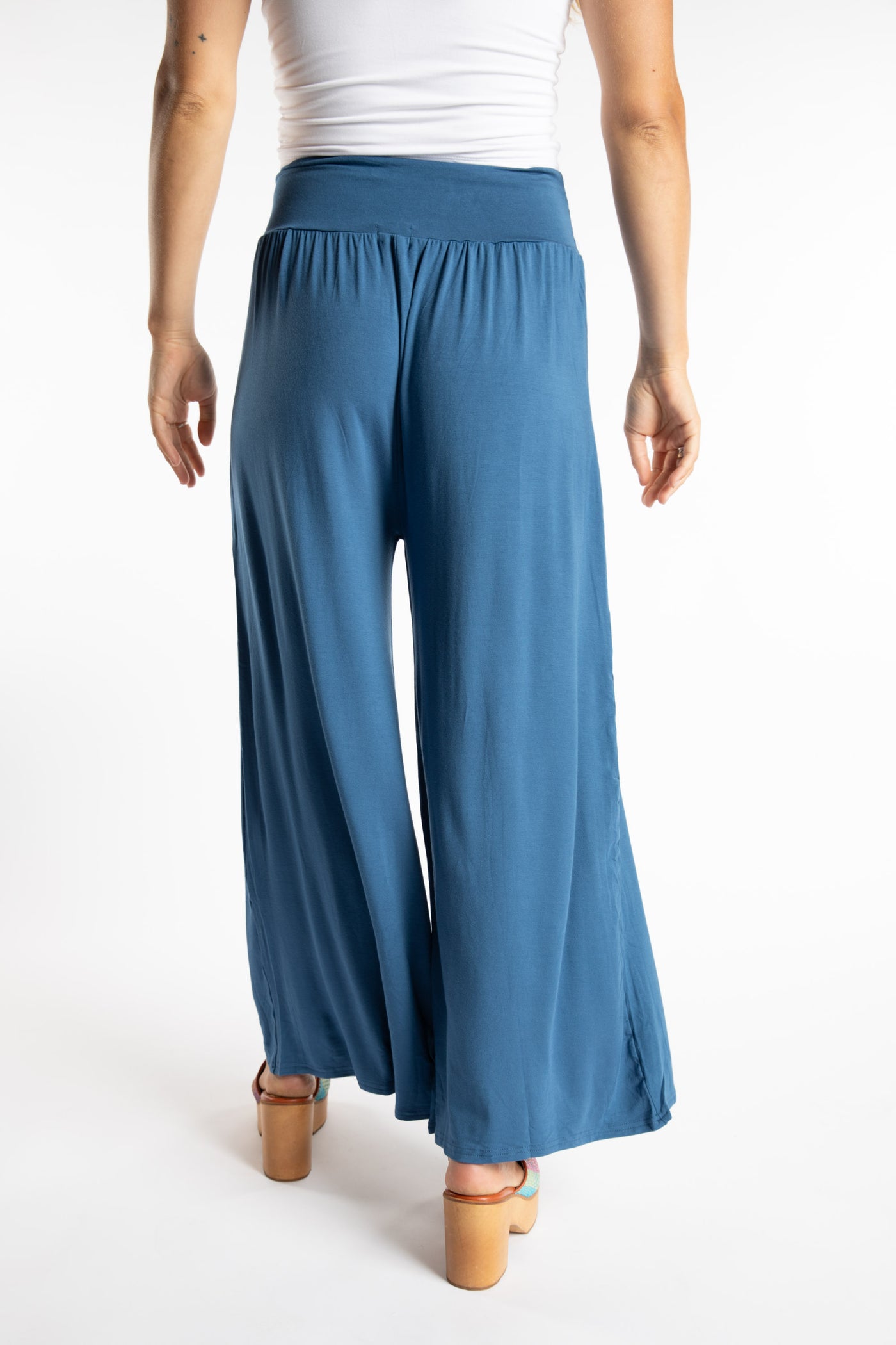 Sophie is wearing S/M Wide Leg Pants in Blue Ocean