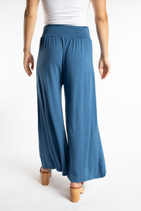 Sophie is wearing S/M Wide Leg Pants in Blue Ocean