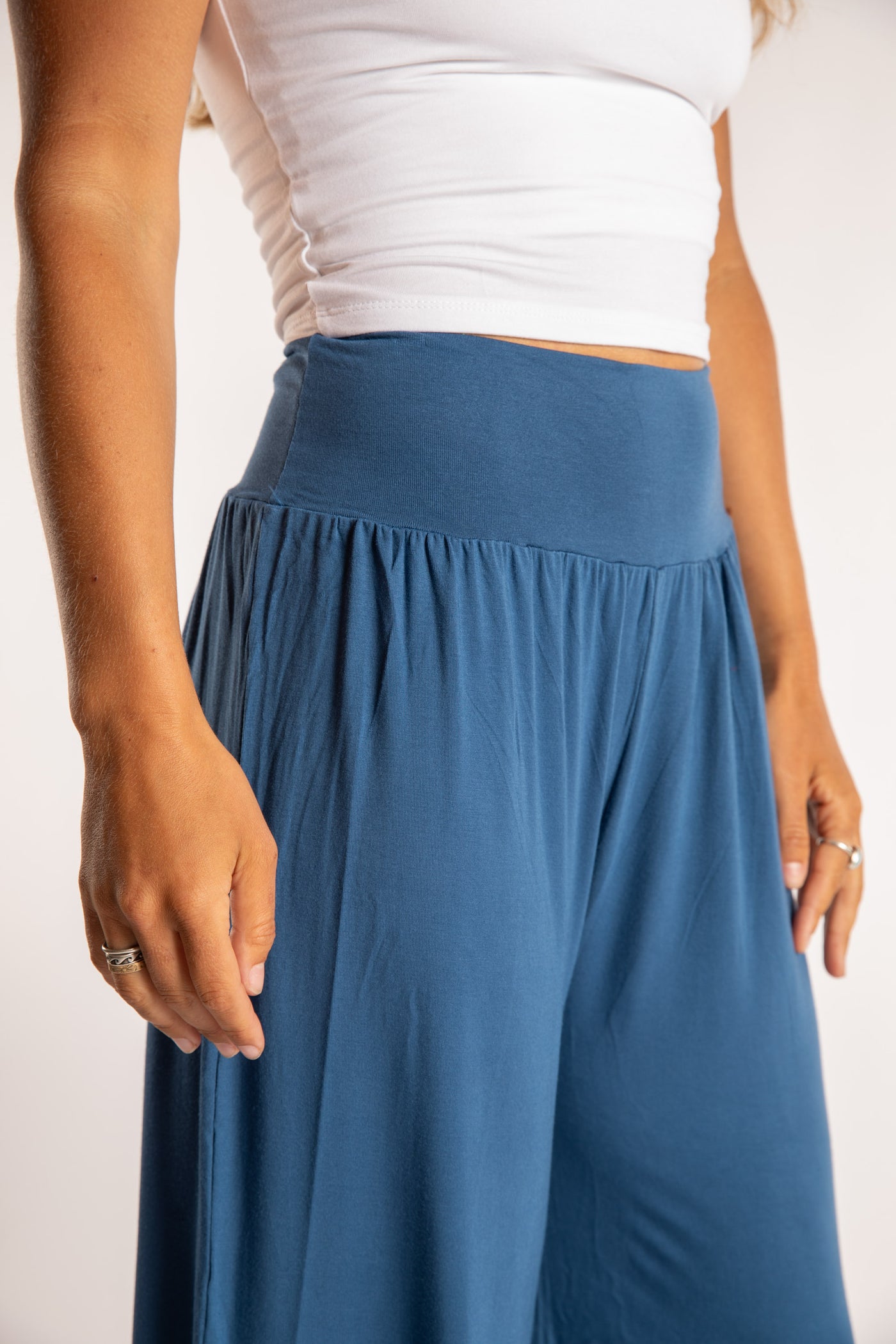 Sophie is wearing S/M Wide Leg Pants in Blue Ocean