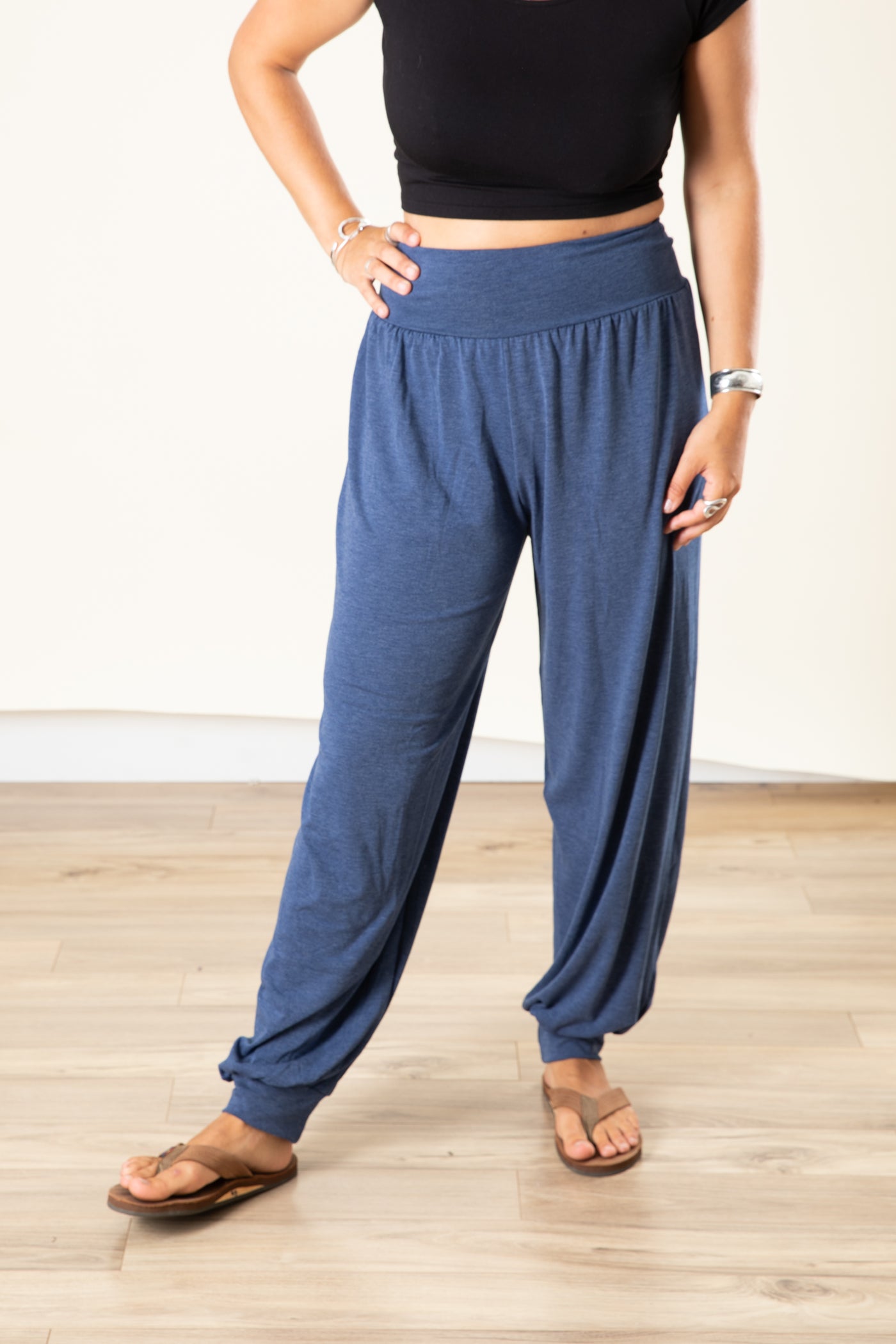 Sophie is wearing size S/M harem pants in navy heather