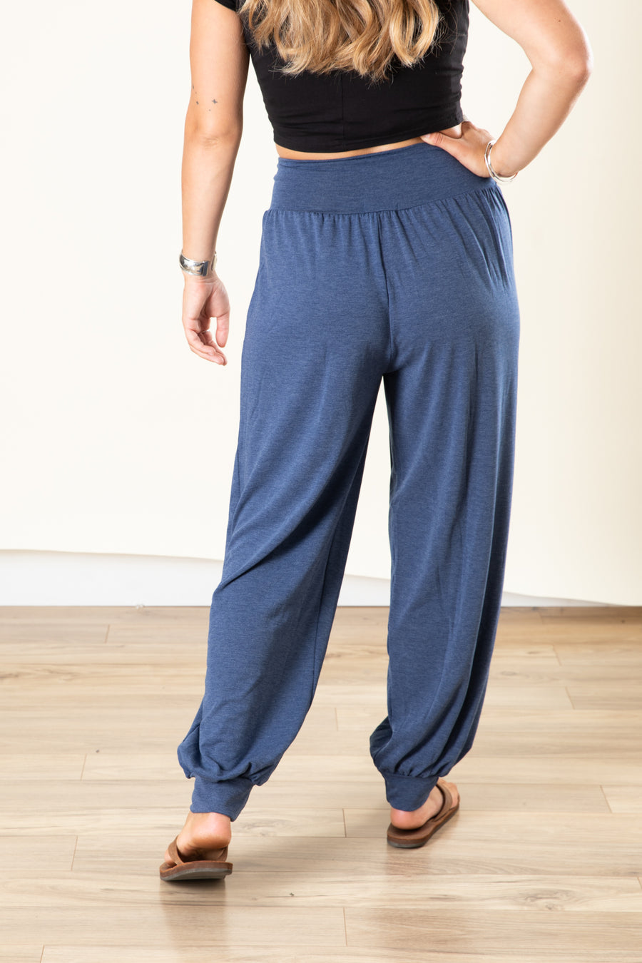 Sophie is wearing size S/M harem pants in navy heather