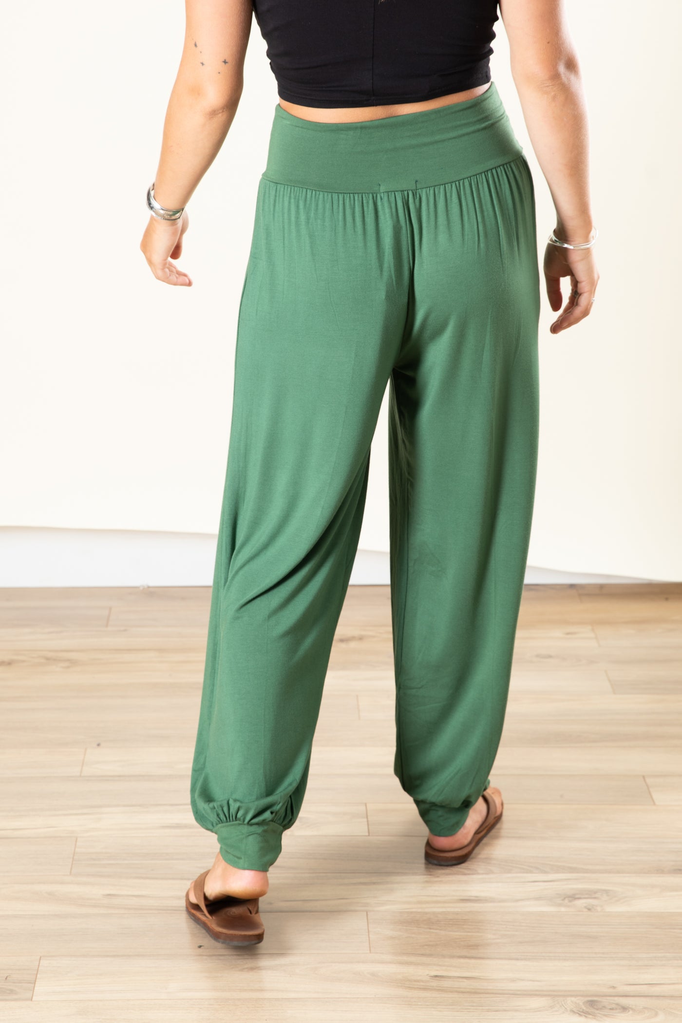 Sophie is wearing size S/M harem pants in olive