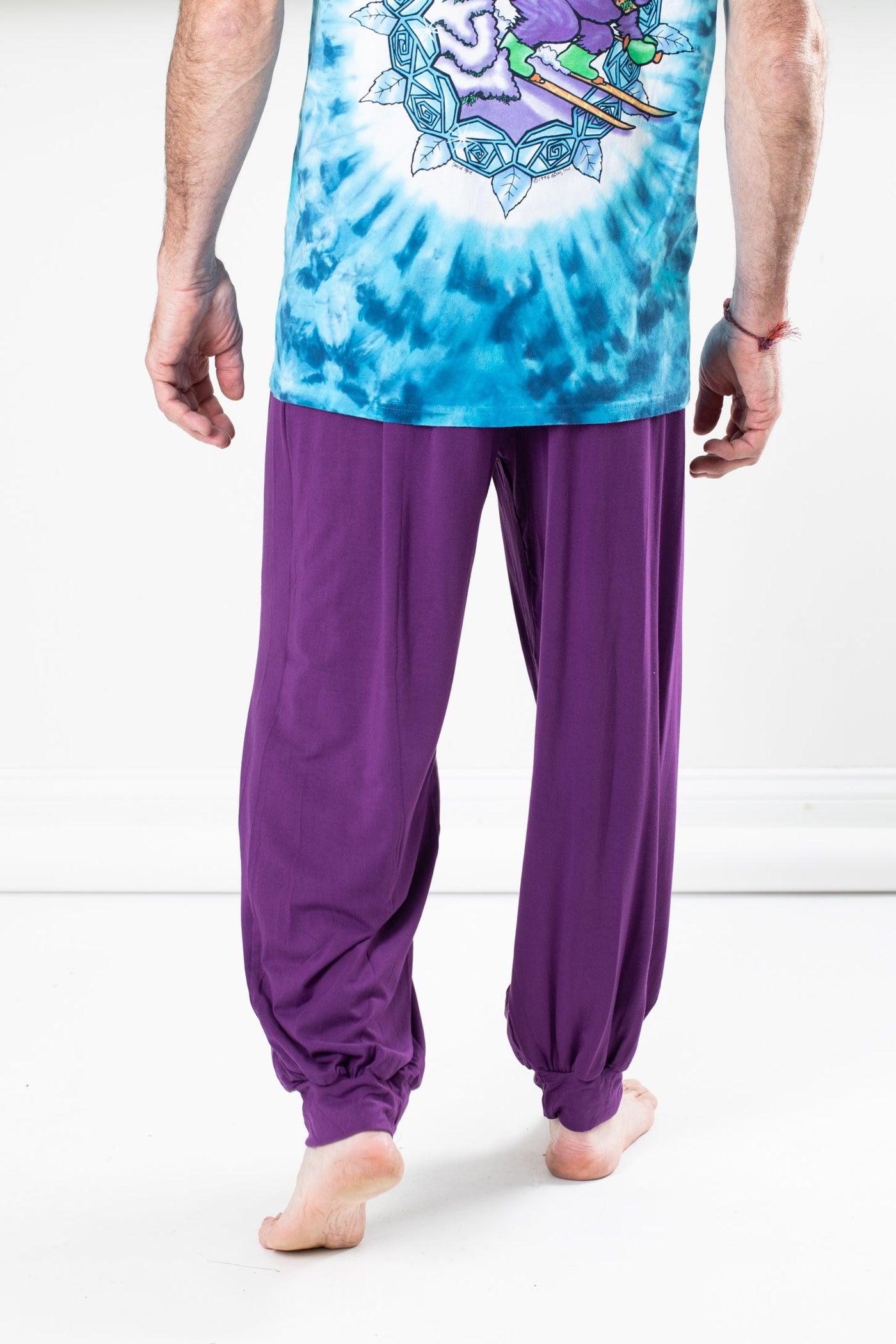 Zachariah is wearing size XL harem pants in purple