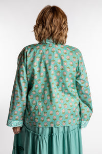 Betty is wearing the one size Kiraana cardigan in Aquamarine