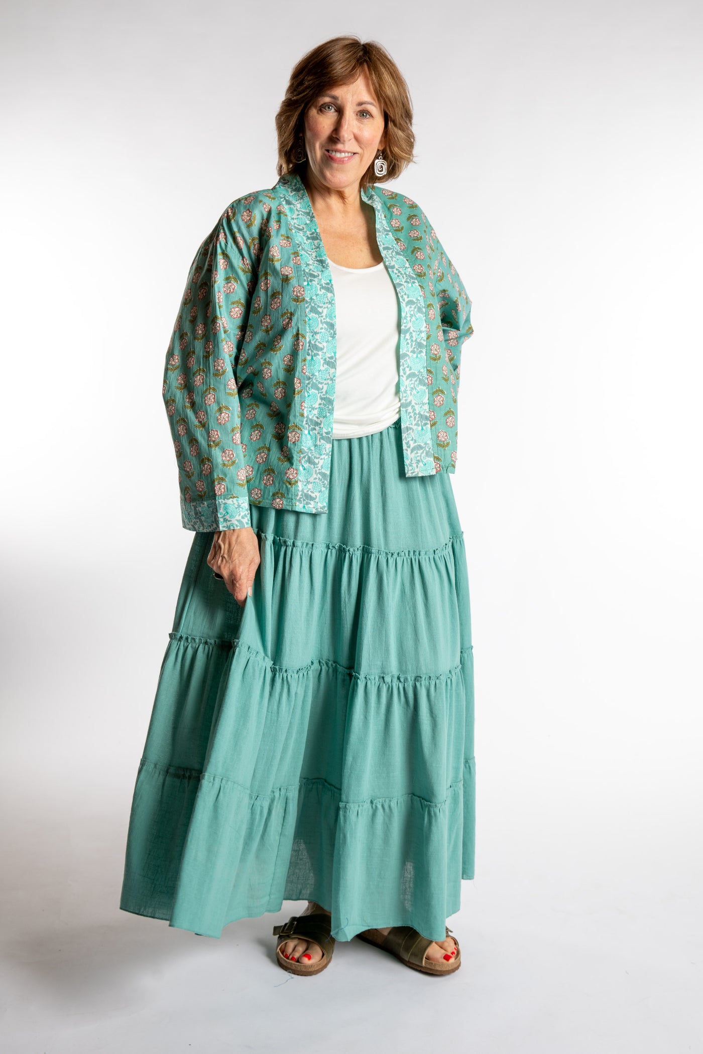 Betty is wearing the one size Kiraana cardigan in Aquamarine