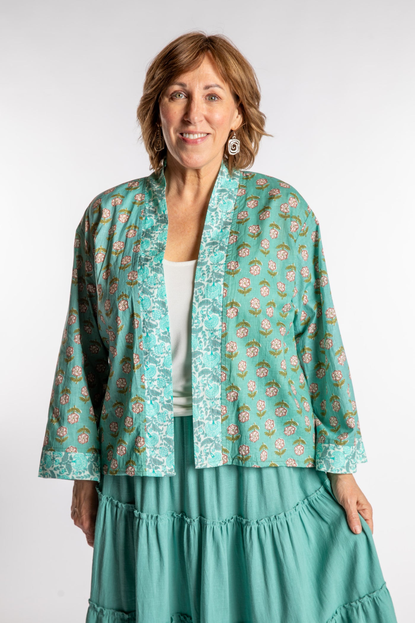 Betty is wearing the one size Kiraana cardigan in Aquamarine