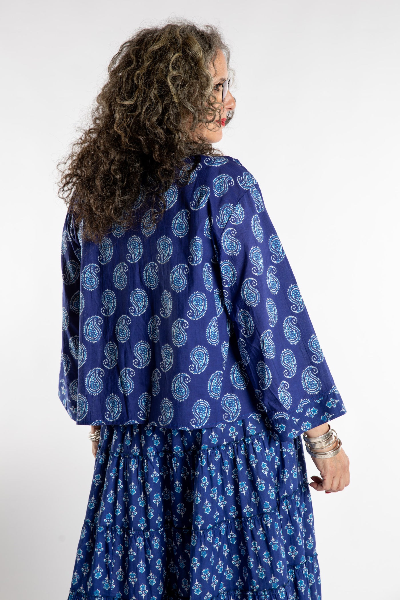 Betty is wearing the one size Kiraana cardigan in Indigo