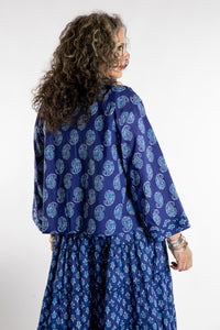 Betty is wearing the one size Kiraana cardigan in Indigo