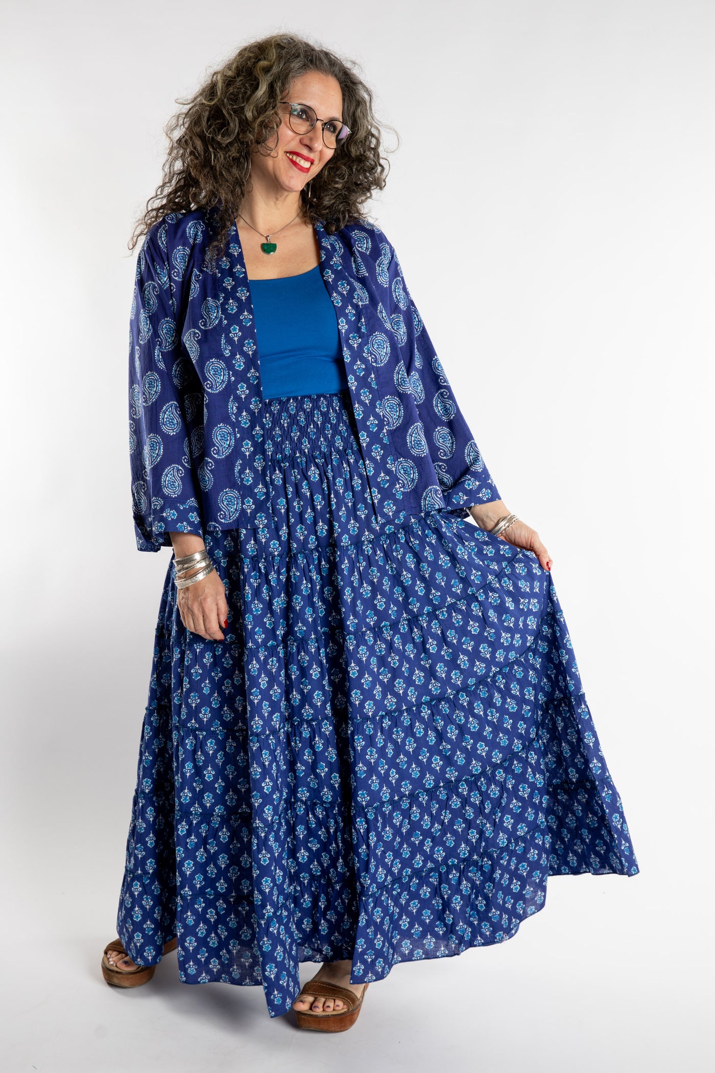 Betty is wearing the one size Kiraana cardigan in Indigo