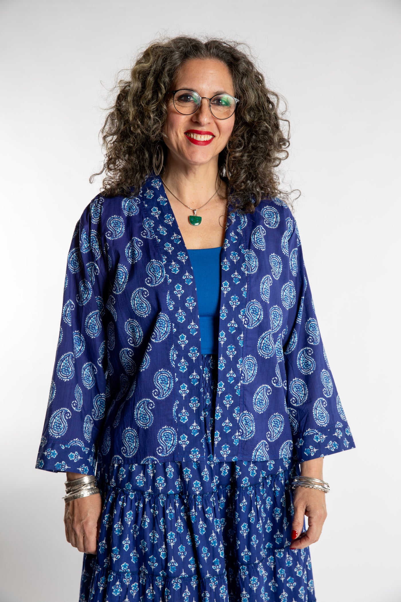 Betty is wearing the one size Kiraana cardigan in Indigo