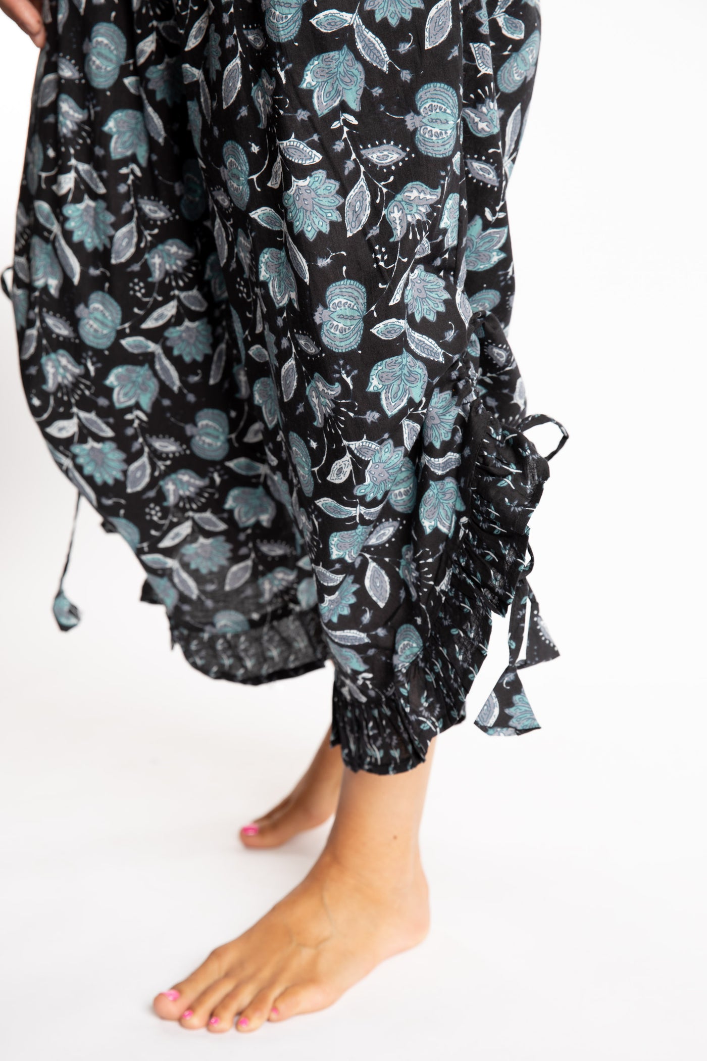 Sophie is wearing the Kiraana Tonal Crop Pants in Black S/M