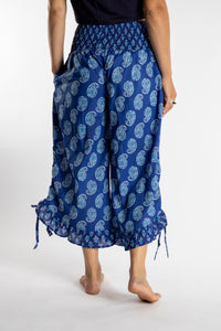 Sophie is wearing the Kiraana Tonal Crop Pants in Indigo S/M