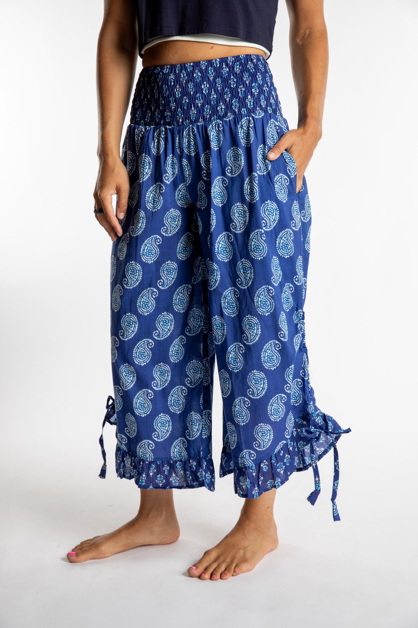 Sophie is wearing the Kiraana Tonal Crop Pants in Indigo S/M