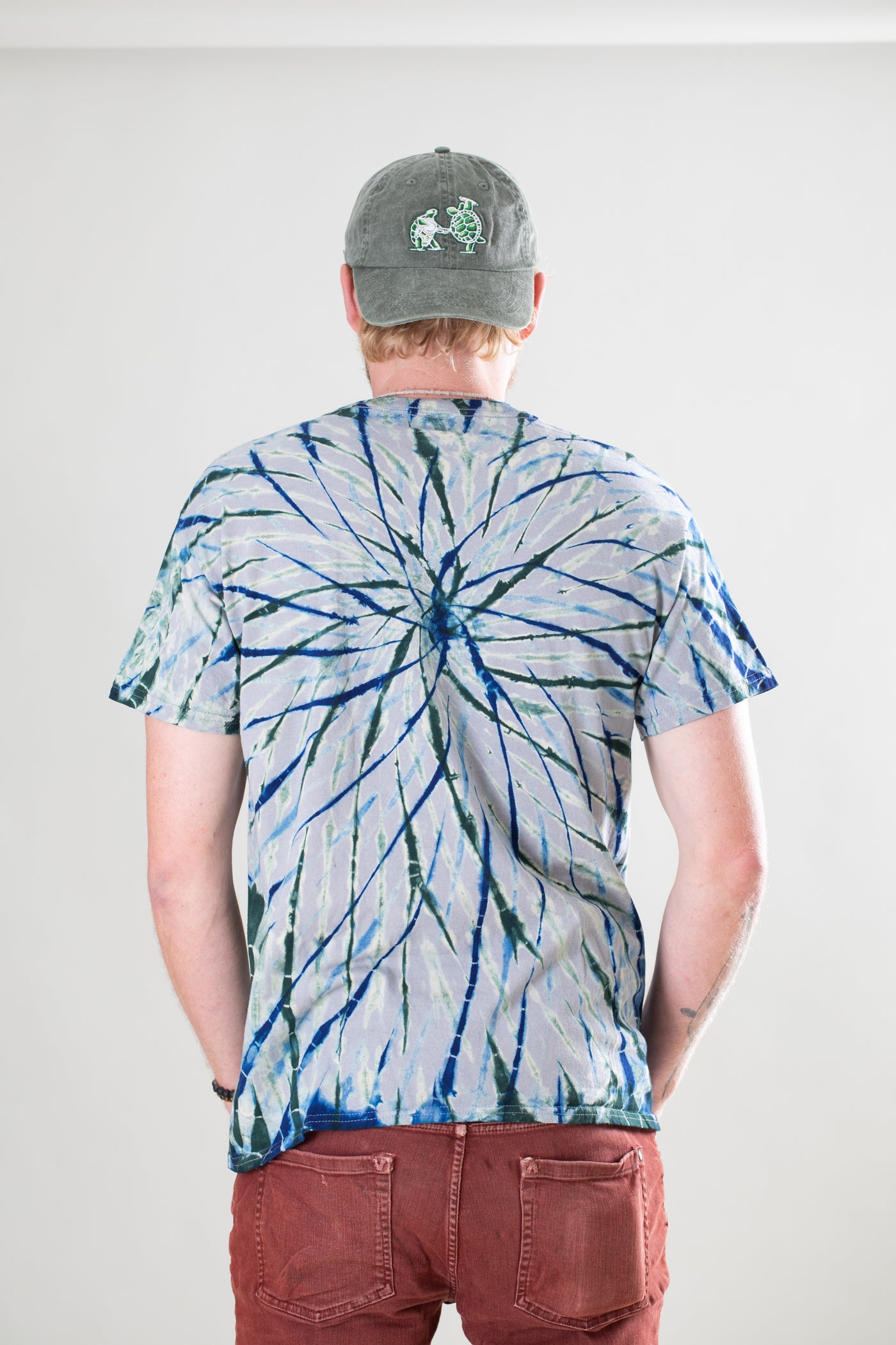 Chauncey is wearing size L oracle tie dye t shirt in indigo and gray