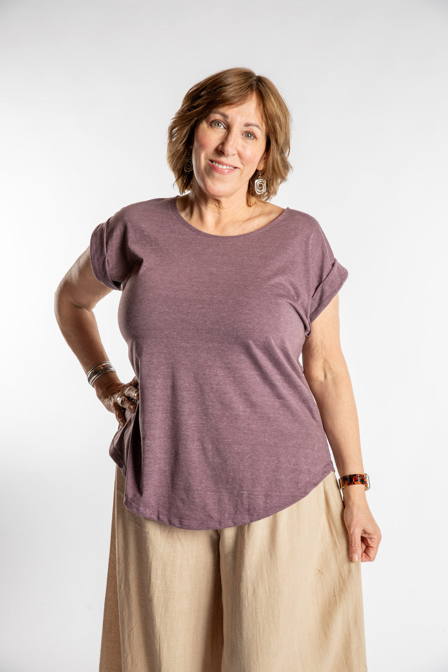 Betty is wearing the Smooth Sailing T in Violet in L/XL
