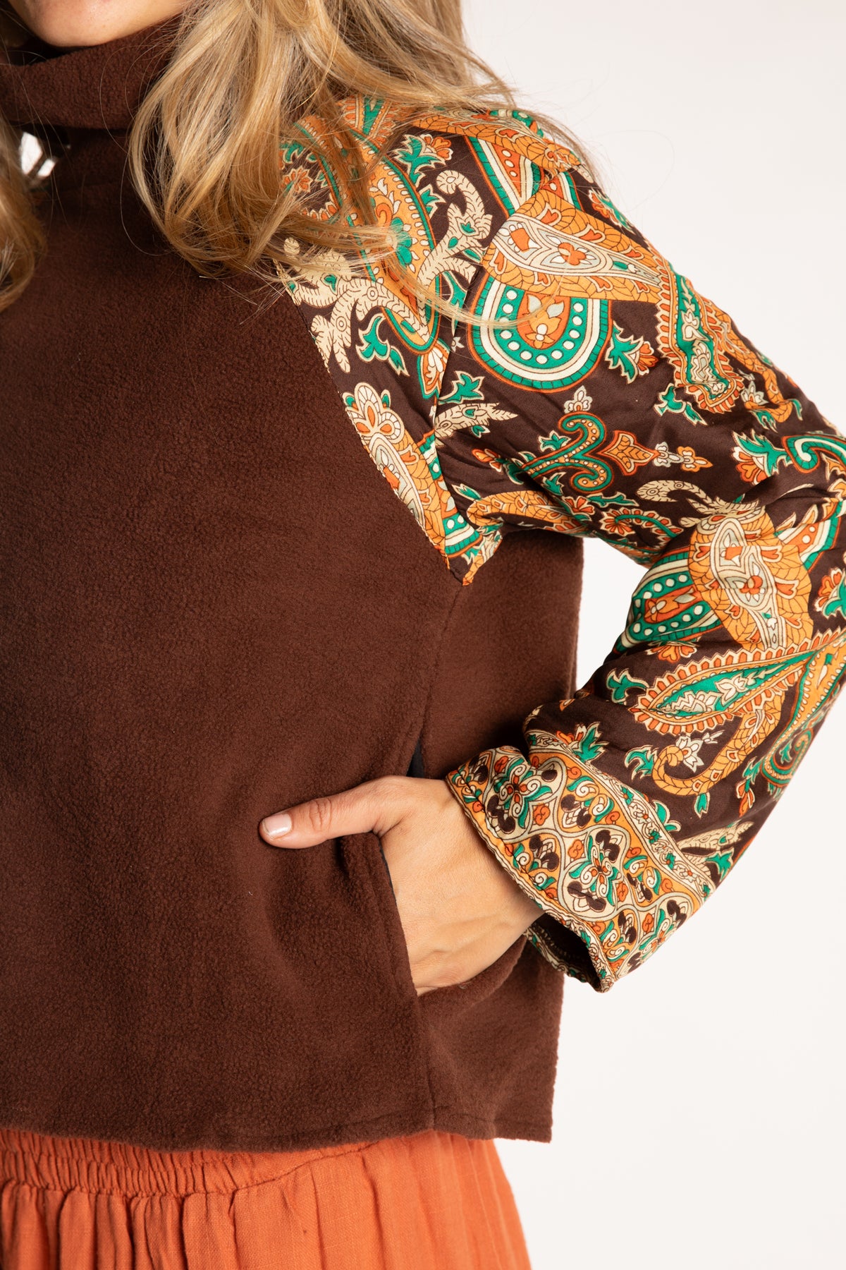 Sophie is wearing the S/M Suhana Sari Patch Fleece Pullover in Brown