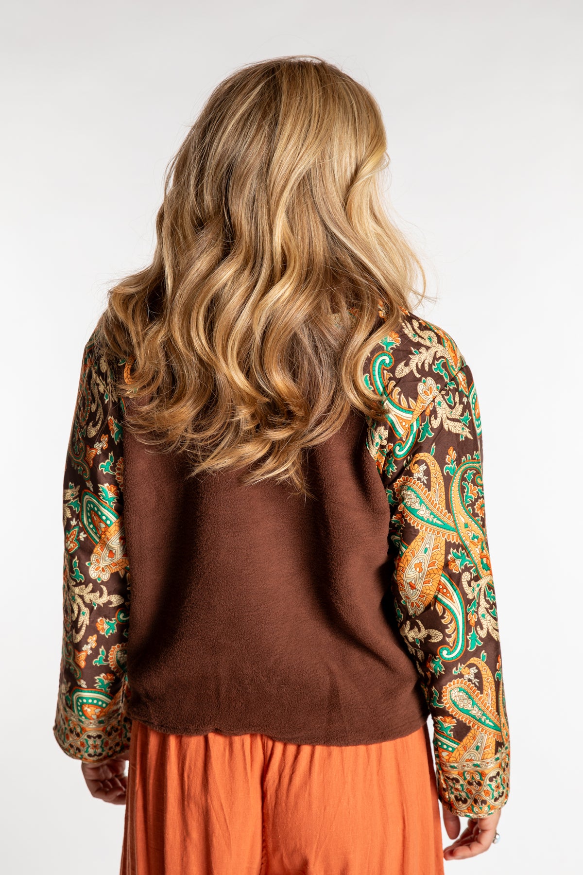Sophie is wearing the S/M Suhana Sari Patch Fleece Pullover in Brown