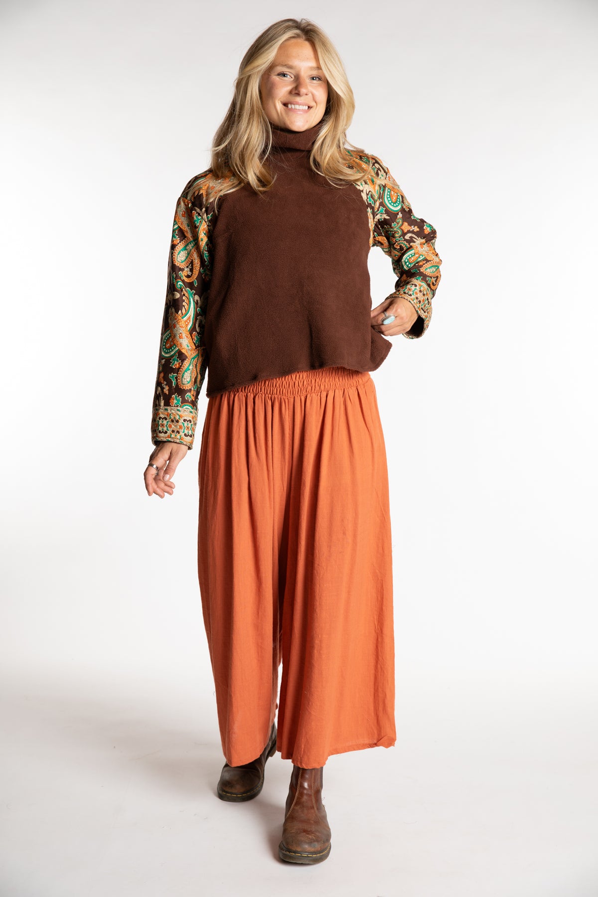 Sophie is wearing the S/M Suhana Sari Patch Fleece Pullover in Brown