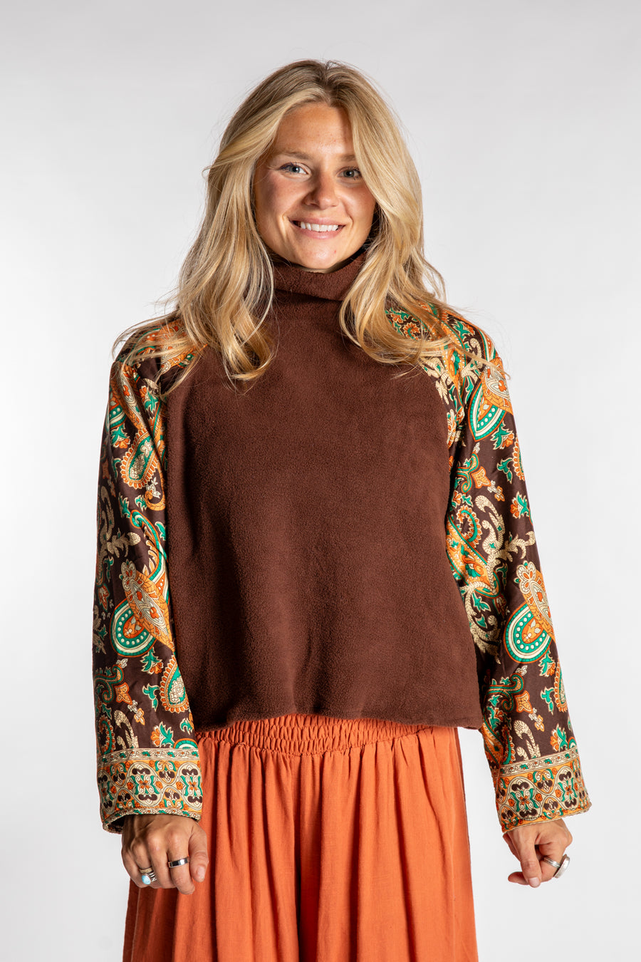 Sophie is wearing the S/M Suhana Sari Patch Fleece Pullover in Brown