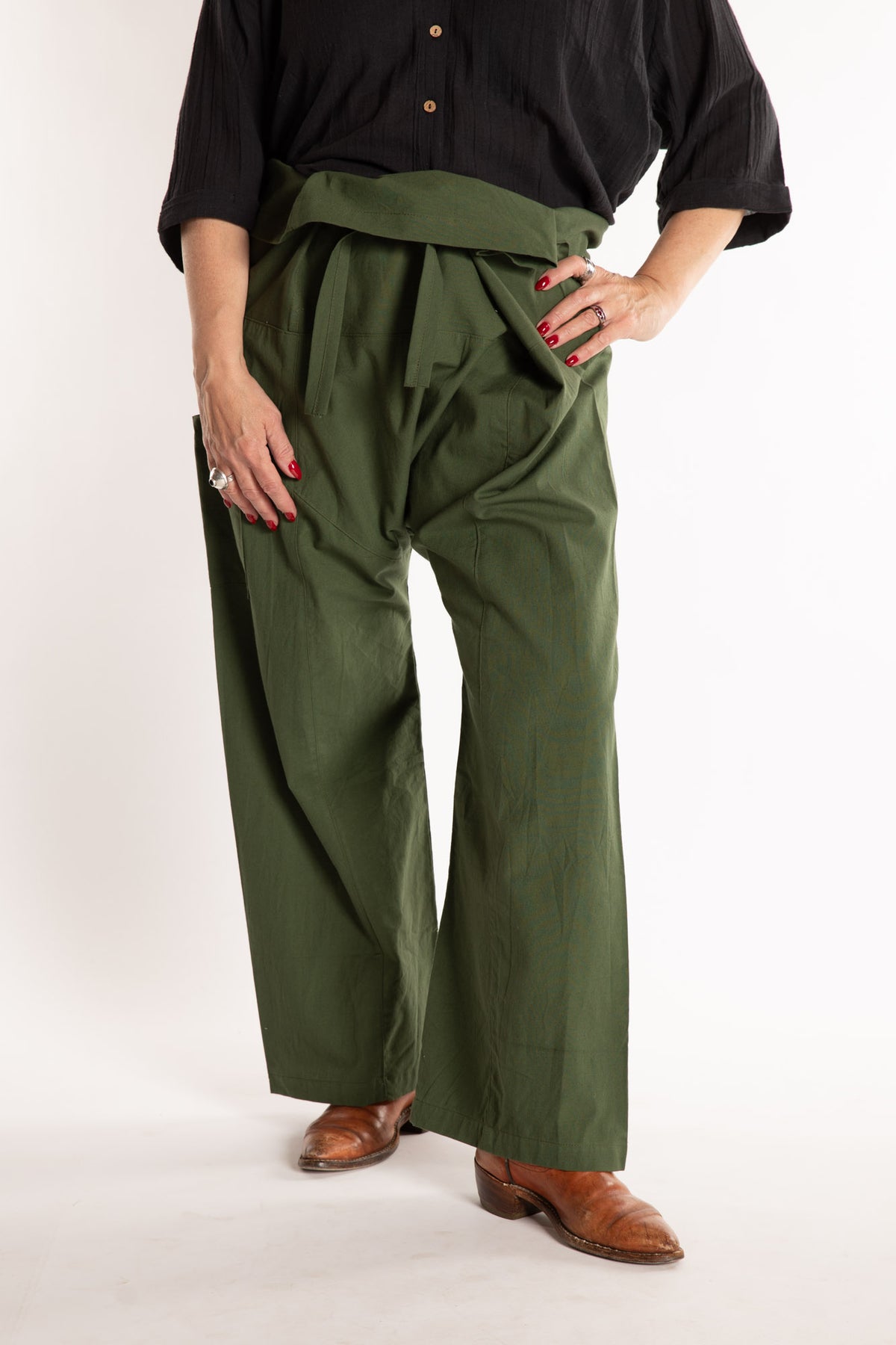 Susan is wearing the Thai Fisherman Pocket Pants in Olive