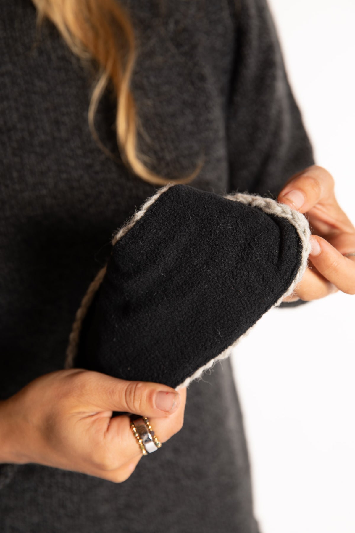 Sophie is wearing the Wharfside Cable Knit Wool Headband in Mist