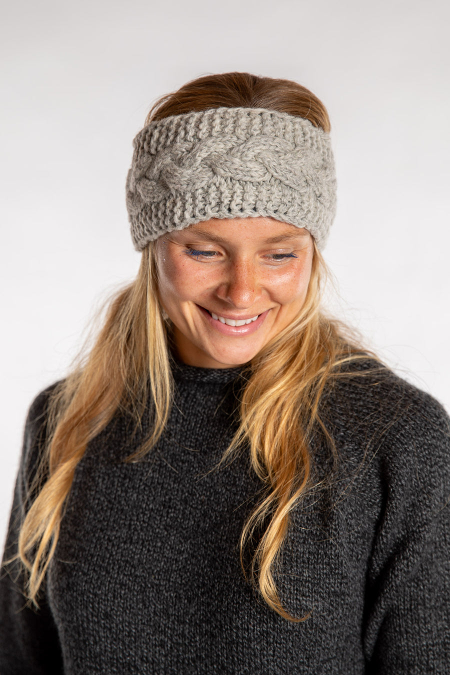 Sophie is wearing the Wharfside Cable Knit Wool Headband in Mist