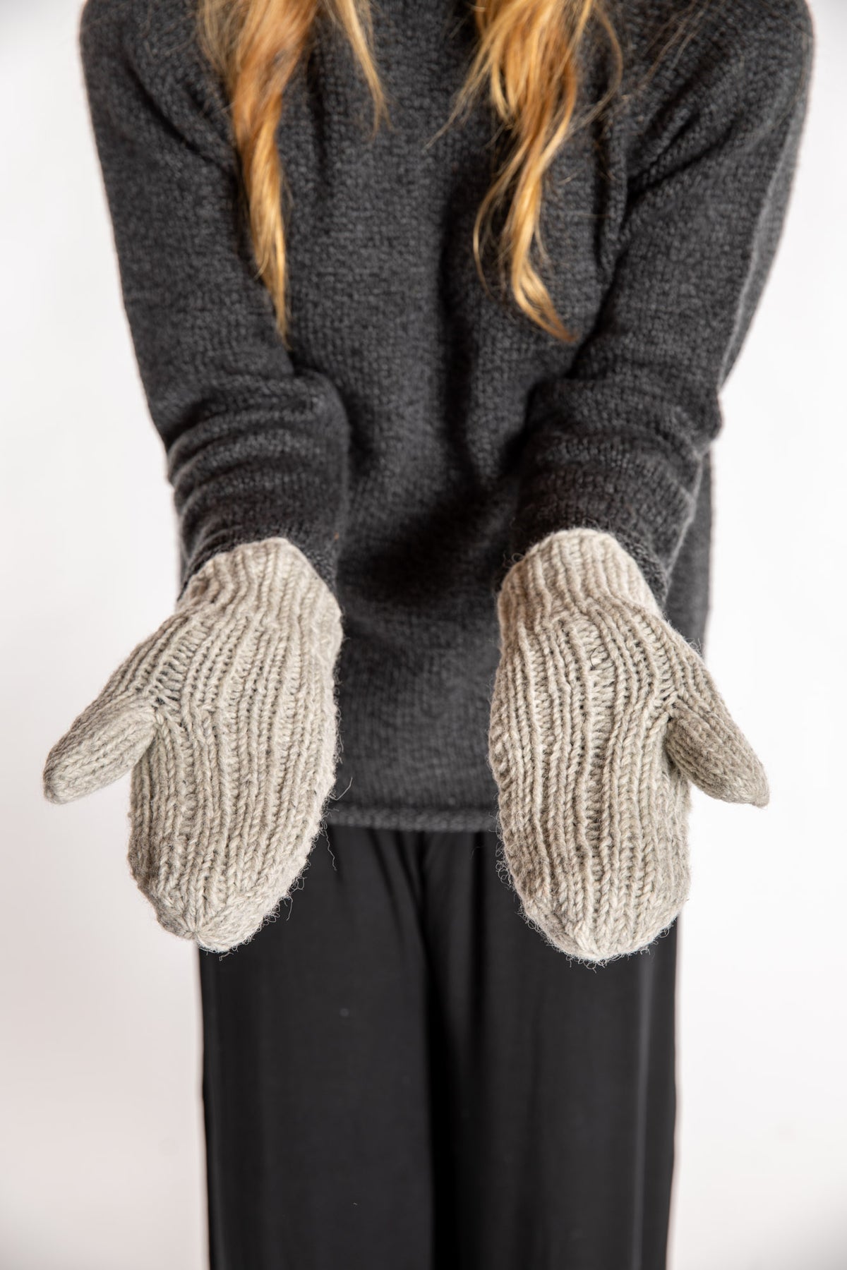 Sophie is wearing the Wharfside Cable Knit Wool Mittens in Mist