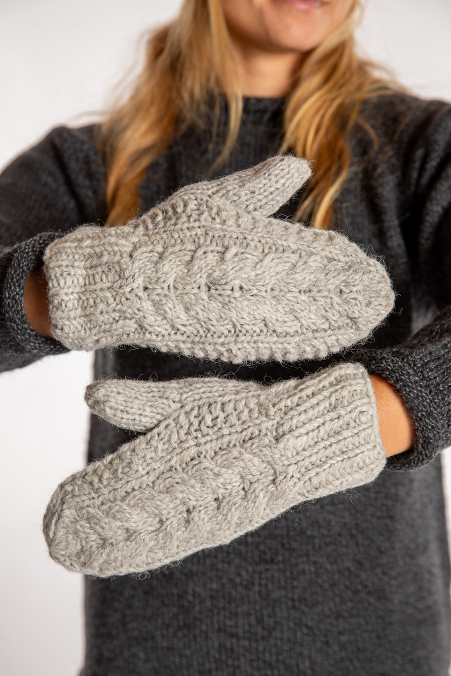 Sophie is wearing the Wharfside Cable Knit Wool Mittens in Mist