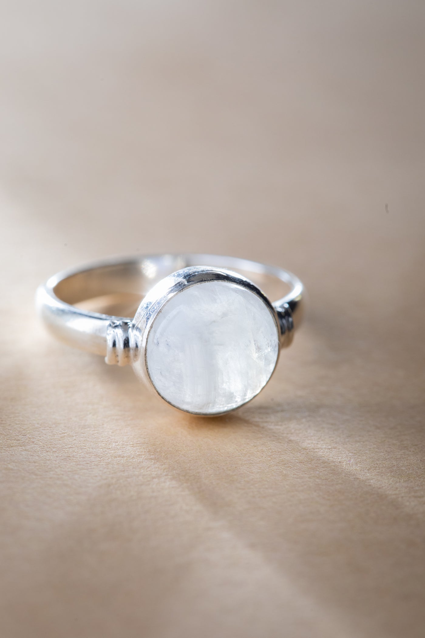 round_set_gemstone_ring_rainbow_moonstone Rings : Unlock the Power and Mystery Behind These Exquisite Accessories
